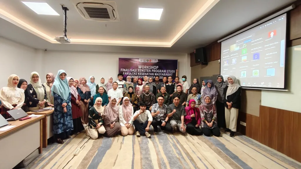 Pimpinan fakultas, pengelola program studi, dosen, stakeholder eksternal, dan alumni berfoto bersama usai Workshop Finalisasi Renstra Program Studi FKM Unhas 2025–2029 yang digelar secara hybrid di Hotel Unhas, sebagai komitmen bersama memperkuat mutu akademik dan kontribusi nyata terhadap pencapaian SDGs.